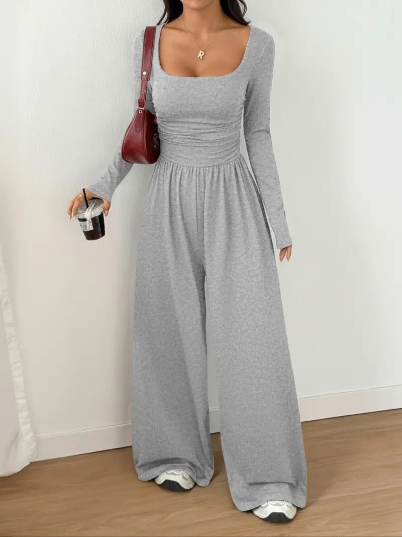 Simple, slim-fitting solid color set